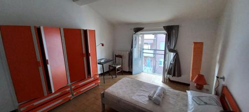 a bedroom with a bed and a sliding glass door at Appartamento completo o Camere private, Lecco Centro vicino alla stazione e al lago in Lecco