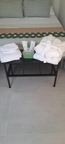 a bench with a tray of towels on it at MonoMare in Avola