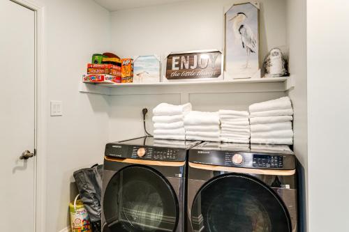 a laundry room with a washer and dryer at 7 and Acre Private Waterfront Gem in Colonial Beach in Colonial Beach