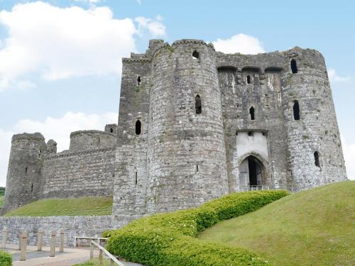 an old castle on top of a hill at Marlais in Llangadog