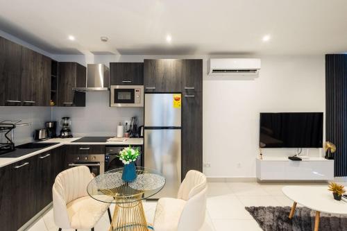 Dapur atau dapur kecil di Kancha Homes Modern Luxury Stay Loxhood House