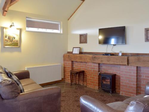 TV a/nebo společenská místnost v ubytování Elm Cottage-W40630