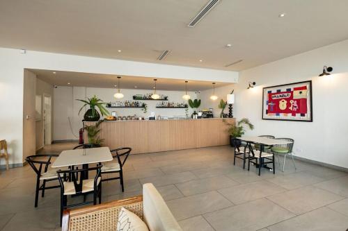 Restoran atau tempat lain untuk makan di Kancha Homes Modern Luxury Stay Loxhood House