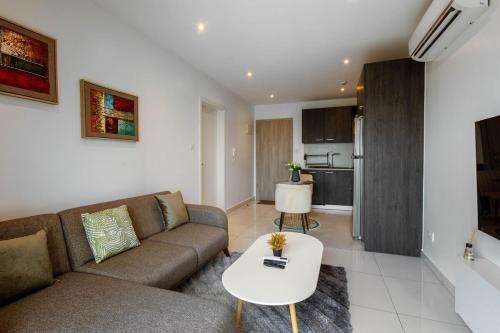Dapur atau dapur kecil di Kancha Homes Modern Luxury Stay Loxhood House