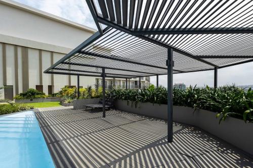 Kolam renang di atau dekat dengan Kancha Homes Modern Luxury Stay Loxhood House
