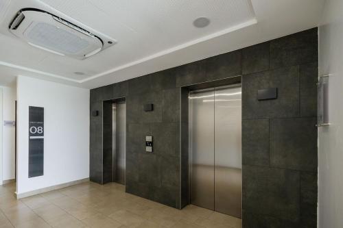 Gambar di galeri bagi Kancha Homes Modern Luxury Stay Loxhood House di Trofwi