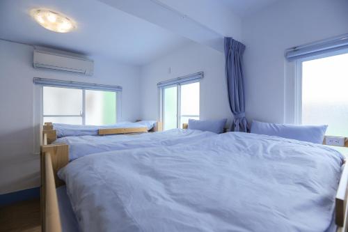 Una cama o camas en una habitación de Simple Travel