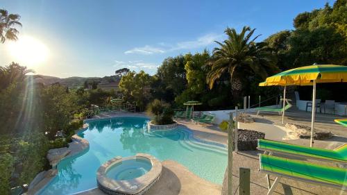 une grande piscine avec un parc aquatique dans l'établissement Royal Cottage Pamela Hotel Cassis, à Cassis