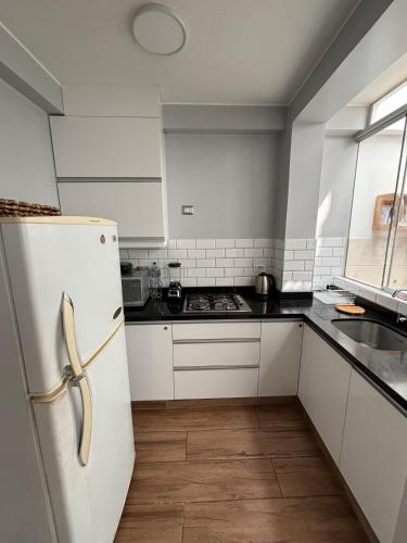 Kuchyň nebo kuchyňský kout v ubytování Ravenala Paracas Hostel & Apartment