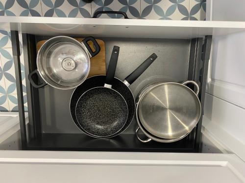 two pots and pans in a drawer in a kitchen at ALZIRA BONITA APARTAMENTO CON DOS HABITACIONES CON VISTAS AL RiO JUCAR in Alzira