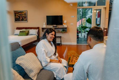 a man and a woman sitting in a living room at Casa Ejecutiva Boquete in Boquete