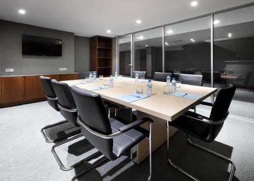 a conference room with a long table and chairs at Domo Casablanca in Casablanca