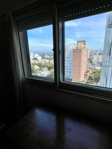 Pemandangan umum bagi Montevideo atau pemandangan bandar yang diambil dari apartmen