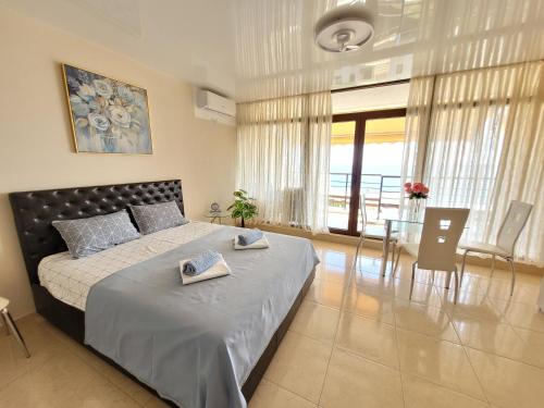 スヴェティ・ヴラスにあるDolce Vita 1 Ap-6の大きなベッドとタオル2枚のある寝室