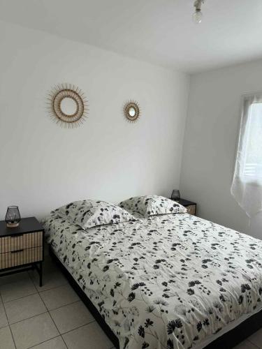 a bedroom with a bed and a mirror on the wall at Expédit Horizon in Salazie