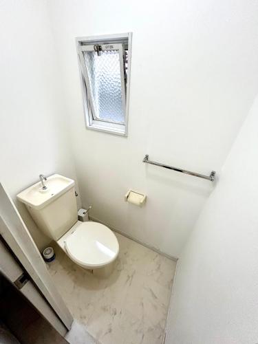 a bathroom with a toilet and a window at En warikogawa in Kitakyushu
