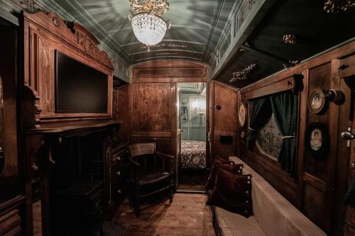 Φωτογραφία από το άλμπουμ του Romantic 1920s Circus Wagon Experience σε Sutton