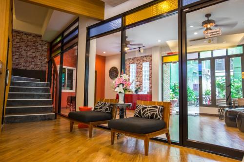 Ruang duduk di Tee Pak Dee Resident Phuket