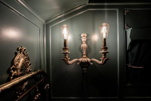 Φωτογραφία από το άλμπουμ του Romantic 1920s Circus Wagon Experience σε Sutton