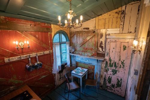 Φωτογραφία από το άλμπουμ του Romantic 1920s Circus Wagon Experience σε Sutton