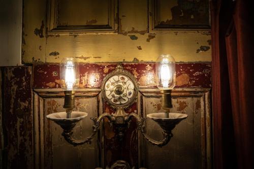 Φωτογραφία από το άλμπουμ του Romantic 1920s Circus Wagon Experience σε Sutton