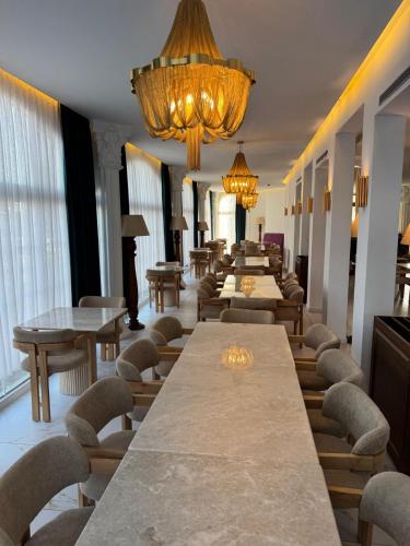 a conference room with a long table and chairs at Hotel Babylon Royal in Ringsheim