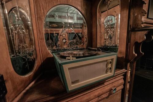 Φωτογραφία από το άλμπουμ του Romantic 1920s Circus Wagon Experience σε Sutton