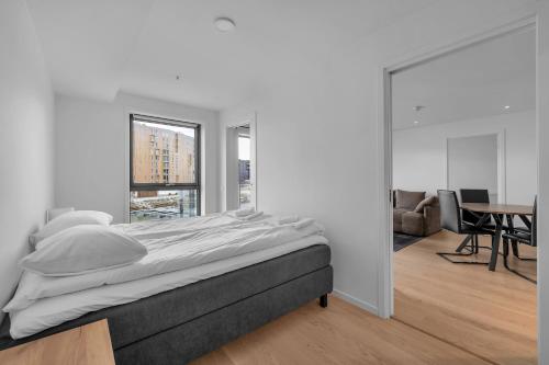 Giường trong phòng chung tại Northstay - Nyholmen Sea Front, Ocean & Mountain Views, Sleeps 6