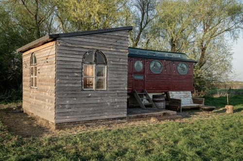Κήπος έξω από το Romantic 1920s Circus Wagon Experience