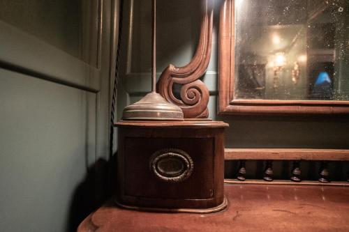 Φωτογραφία από το άλμπουμ του Romantic 1920s Circus Wagon Experience σε Sutton