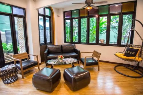 Ruang duduk di Tee Pak Dee Resident Phuket