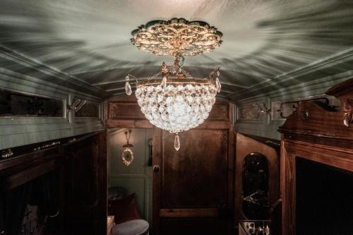 Φωτογραφία από το άλμπουμ του Romantic 1920s Circus Wagon Experience σε Sutton