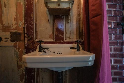 Ένα μπάνιο στο Romantic 1920s Circus Wagon Experience