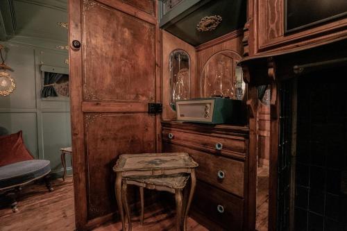 Φωτογραφία από το άλμπουμ του Romantic 1920s Circus Wagon Experience σε Sutton