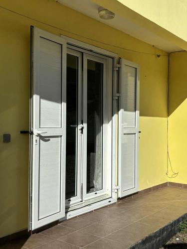 two doors on the side of a house at Expédit Horizon in Salazie