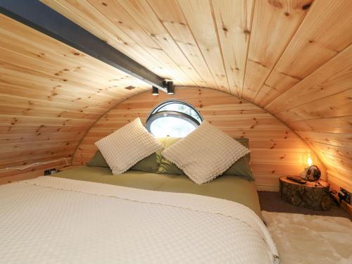 Voodi või voodid majutusasutuse Bugley Pools Hideaway toas