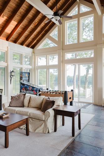 Posezení v ubytování Kennan Hollow Farm 100 Acres on River Sleeps 30