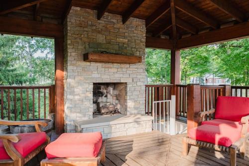Posezení v ubytování Kennan Hollow Farm 100 Acres on River Sleeps 30