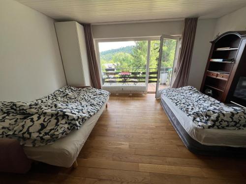 En eller flere senge i et værelse på Beautiful apartment & pool Black Forest Häusern 5 people