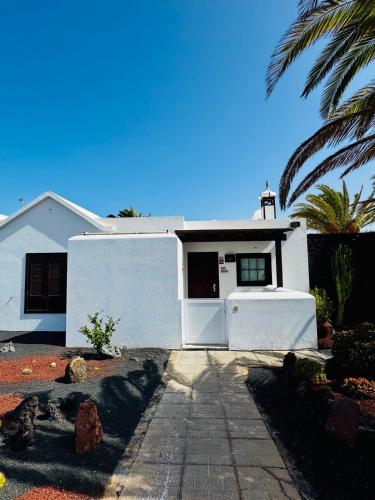 Una iglesia blanca con una cruz encima. en Villa privada con jardín,2 dormitorios, en Playa Blanca