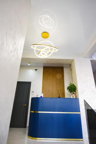 a hallway with a blue and yellow lobby at Beach Vibe Hotel Mamaia Nord in Mamaia Nord