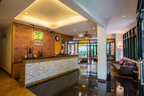 Ruang duduk di Tee Pak Dee Resident Phuket