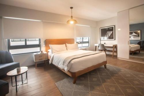 Una cama o camas en una habitación de SoHo by Wynwood House