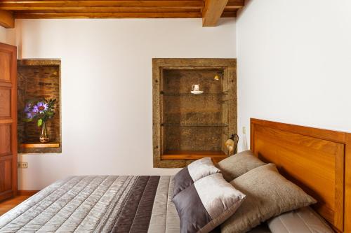 1 dormitorio con cama y ventana en Apartamentos Campanas de San Juan, en Santiago de Compostela