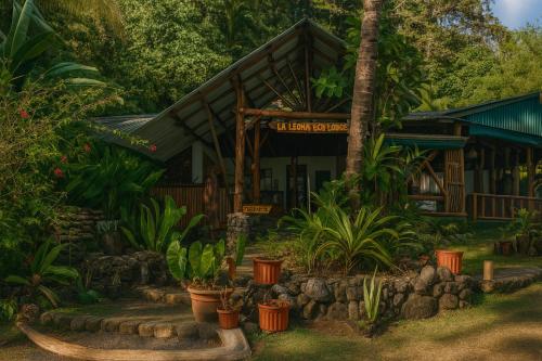 a resort with plants in front of a building at La Leona Eco Lodge in Carate