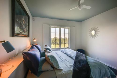 une chambre avec un lit et une fenêtre dans l'établissement Group-Friendly Newbury Stunner Home Gym, Hot Tub!, à Newbury