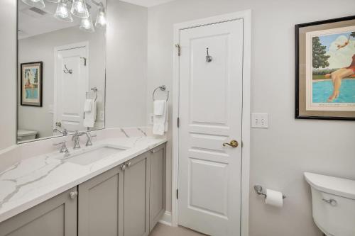 Ένα μπάνιο στο St. Simons Grand #206