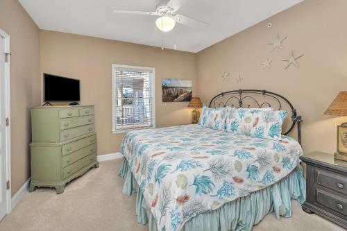 Ένα ή περισσότερα κρεβάτια σε δωμάτιο στο St. Simons Grand #206