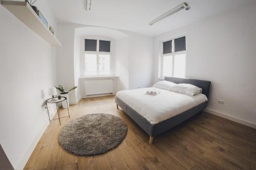 Кровать или кровати в номере COŚ Apartament Żydowska 33