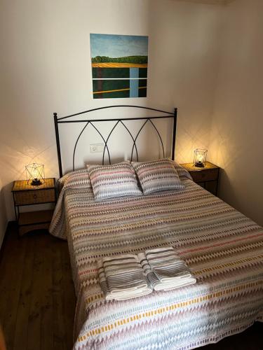 BaltarにあるApartamento Amanecerのタオルが敷かれたベッドのある寝室